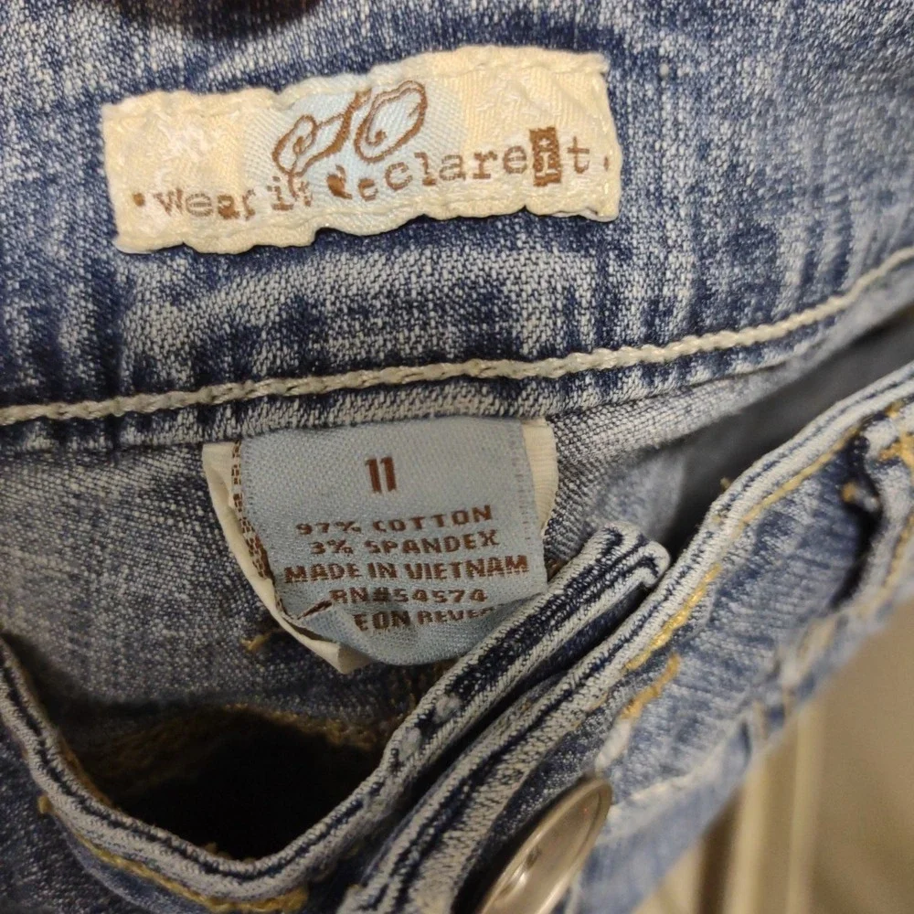 So Wear It Declare It Denim Shorts Capris Light Wash Embroidered Size 11‎